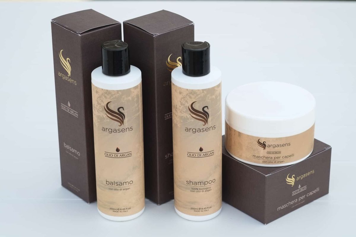 Kit per capelli Argasens con shampoo, balsamo e maschera all’olio di Argan bio, applicabile anche su capelli asciutti.