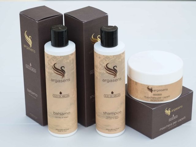 Kit per capelli Argasens con shampoo, balsamo e maschera all’olio di Argan bio, applicabile anche su capelli asciutti.
