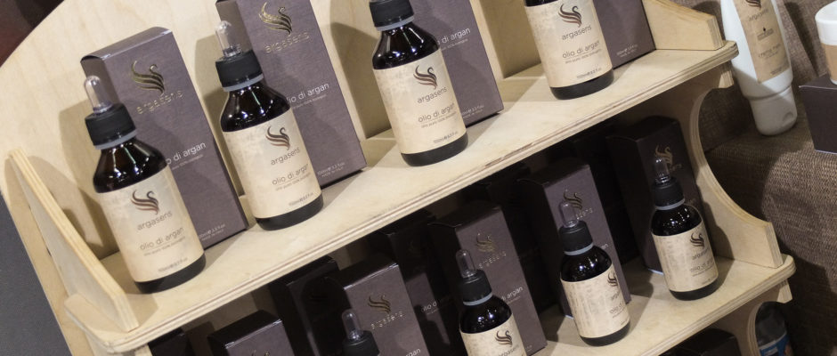 Espositore di flaconi di olio di argan puro 100%